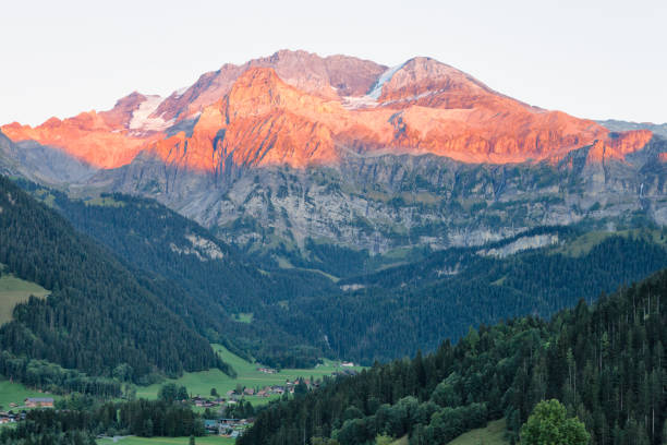 wildstrubel montanha com noite alpen brilho - wildstrubel imagens e fotografias de stock