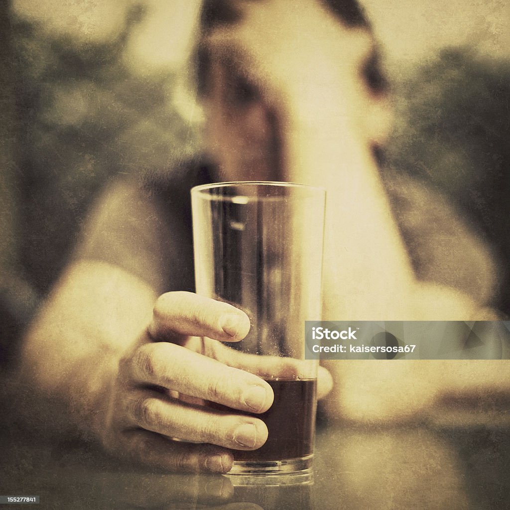 Deprimido homem beber álcool - Foto de stock de Abuso de Substâncias royalty-free
