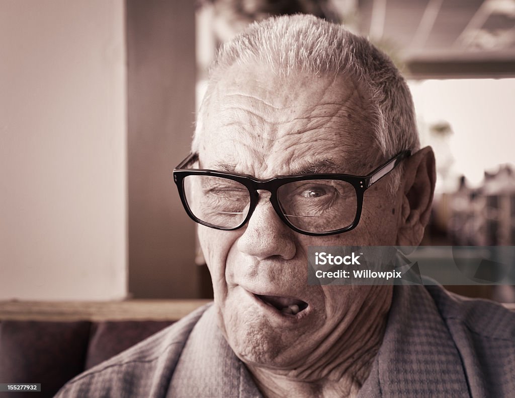 Uomo anziano Fare l'occhiolino - Foto stock royalty-free di Fare una smorfia