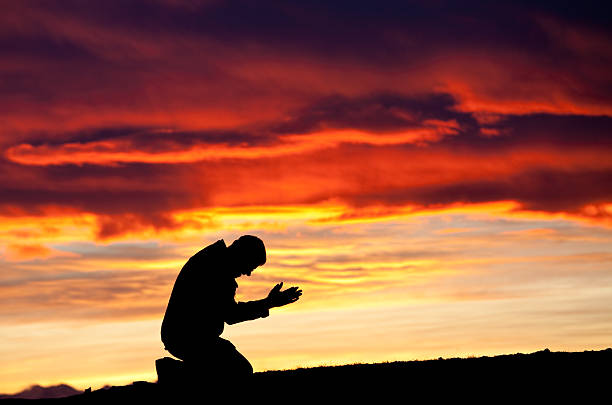 silueta de hombre rezar - assistance vitality spirituality religion fotografías e imágenes de stock