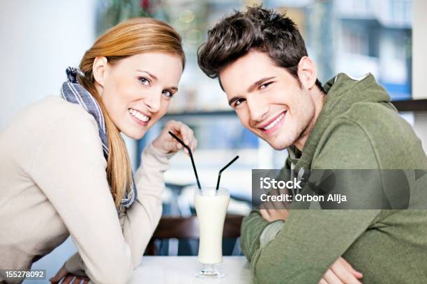 Casal - Fotografias de stock e mais imagens de 20-24 Anos - 20-24 Anos, 25-29 Anos, Adolescente