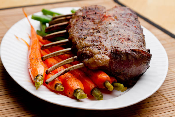 costela de cordeiro com cenouras e vagem - rack of lamb - fotografias e filmes do acervo