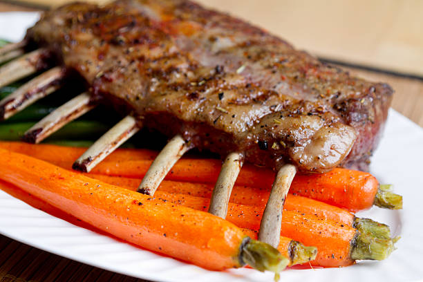 каре ягнёнк�а с морковью и зеленой фасоли - frenched rack of lamb стоковые фото и изображения