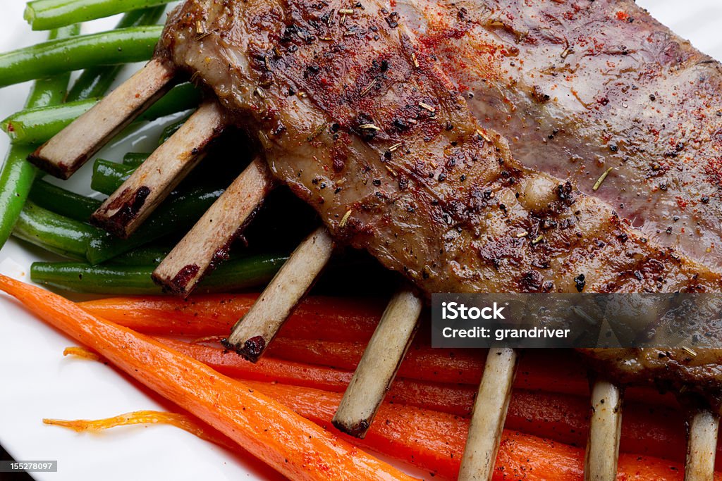 Costillar de cordero con zanahorias y frijoles verdes - Foto de stock de Asado - Alimento cocinado libre de derechos