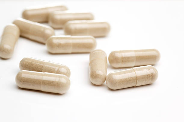 integratori di vitamine su bianco naturale - vitamin e cod liver oil vitamin pill capsule foto e immagini stock