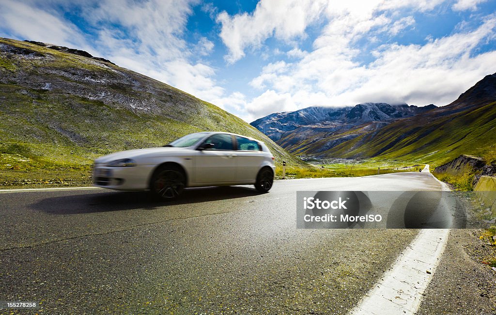 Branco de condução rápida na estrada nos Alpes país - Royalty-free Carro Foto de stock