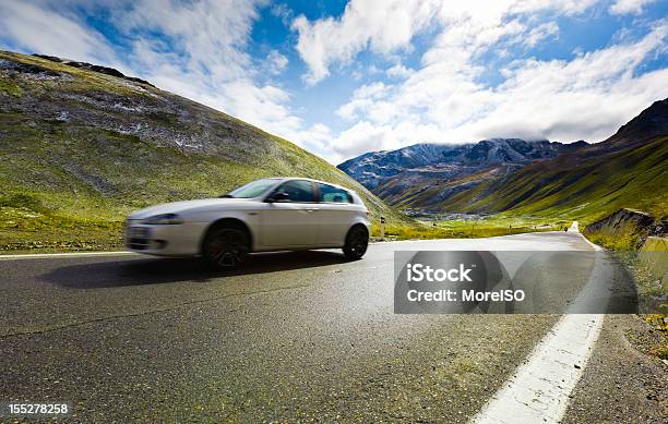 Branco De Condução Rápida Na Estrada Nos Alpes País - Fotografias de stock e mais imagens de Carro