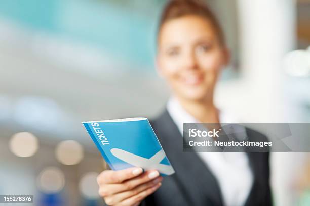 Donna In Carriera Del Checkin In Aeroporto - Fotografie stock e altre immagini di Accettazione - Accettazione, Adulto, Aeroplano