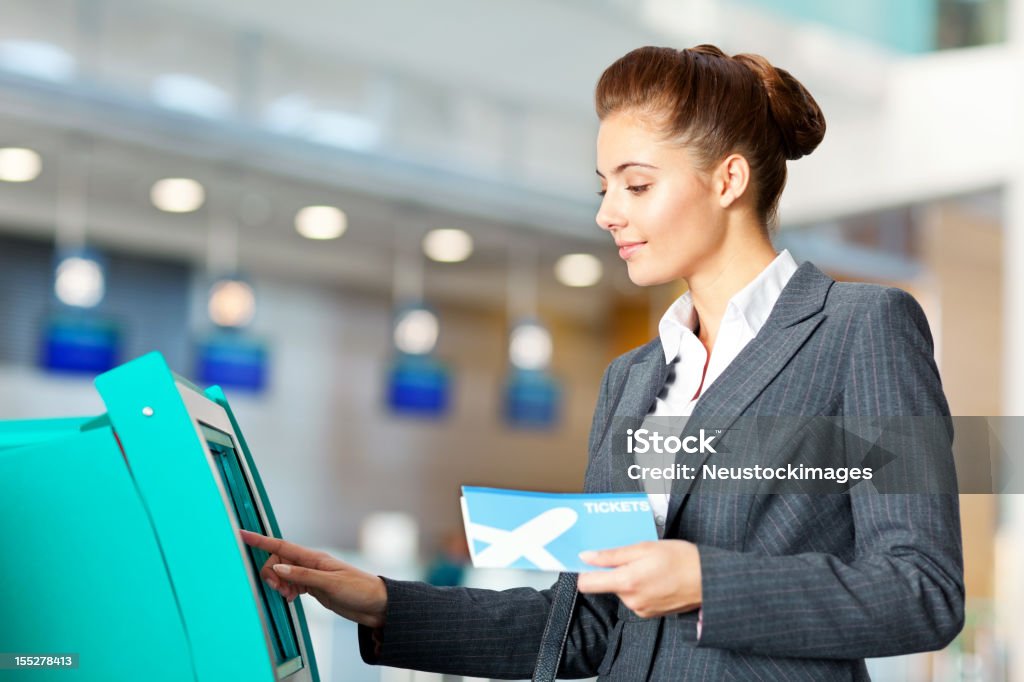 Donna in carriera del check-in in aeroporto - Foto stock royalty-free di Self-service Check-in