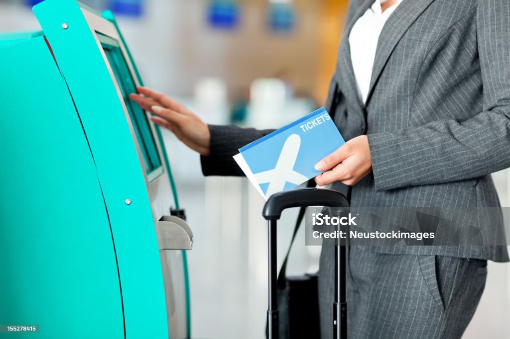 Empresária o check-in no aeroporto - Foto de stock de Quiosque royalty-free