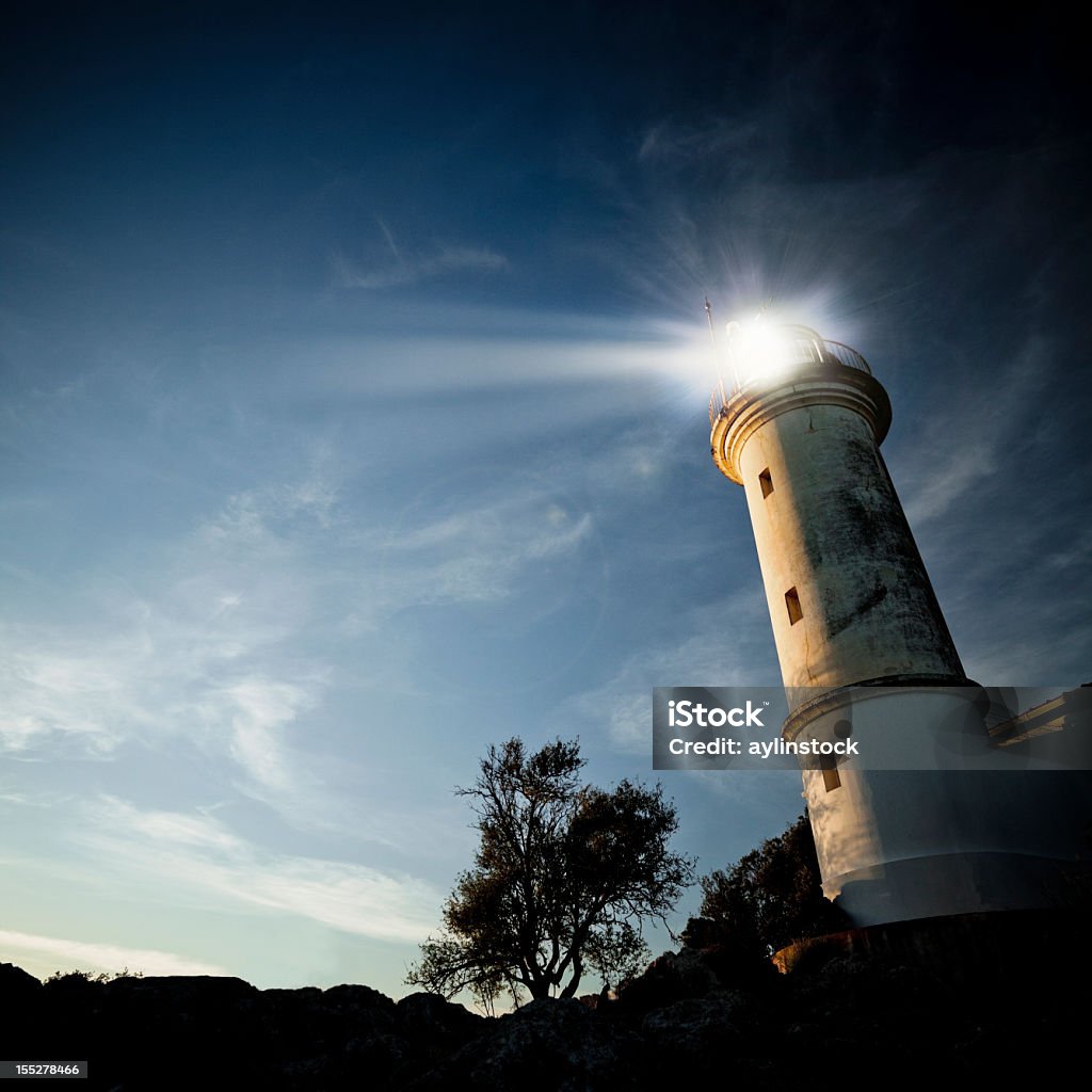 Vista basso angolo di un faro al crepuscolo - Foto stock royalty-free di Alba - Crepuscolo