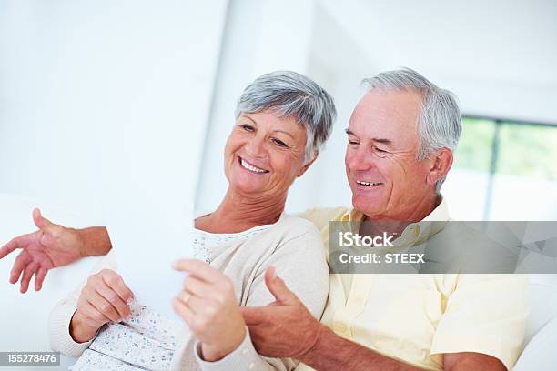 Счастливый Пожилая Пара Обсуждая Счета — стоковые фотографии и другие картинки Держать - Держать, Пожилая пара, Проверять