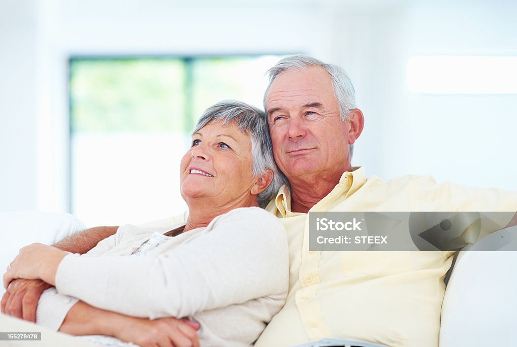 Entspannte Älteres Paar auf der couch - Lizenzfrei Aktiver Senior Stock-Foto
