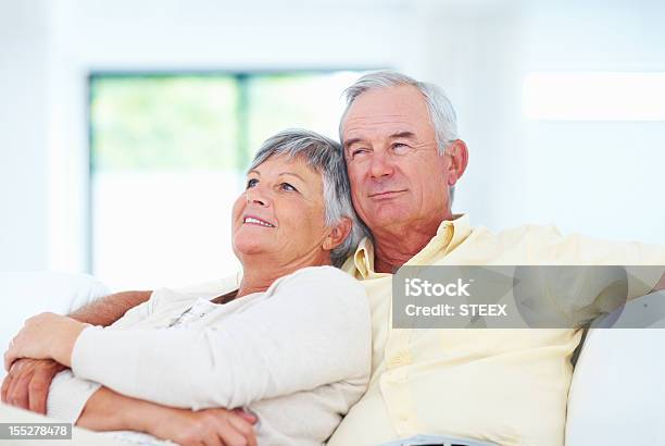 Entspannte Älteres Paar Auf Der Couch Stockfoto und mehr Bilder von Aktiver Senior - Aktiver Senior, Alter Erwachsener, Behaglich