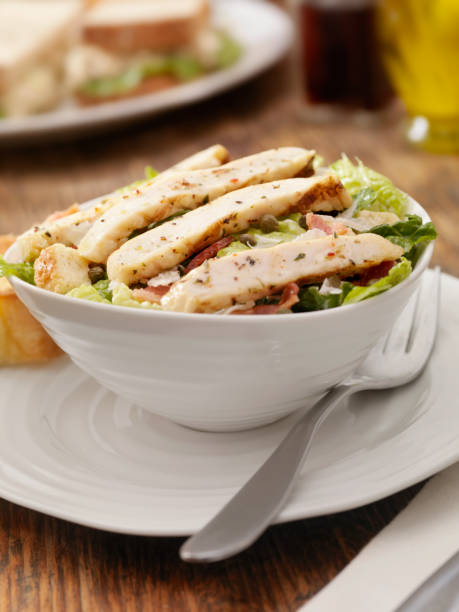 pollo alla griglia insalata alla cesare - sandwich salad chicken chicken salad foto e immagini stock