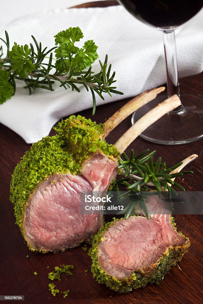 Agnello in crosta di erbe - Foto stock royalty-free di Corona di agnello