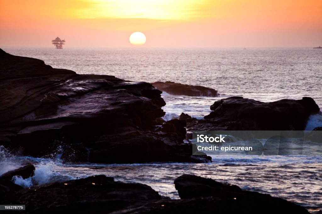 Pôr do sol ao longo da costa de plataformas de petróleo no Peru - Foto de stock de Plataforma Marítima royalty-free