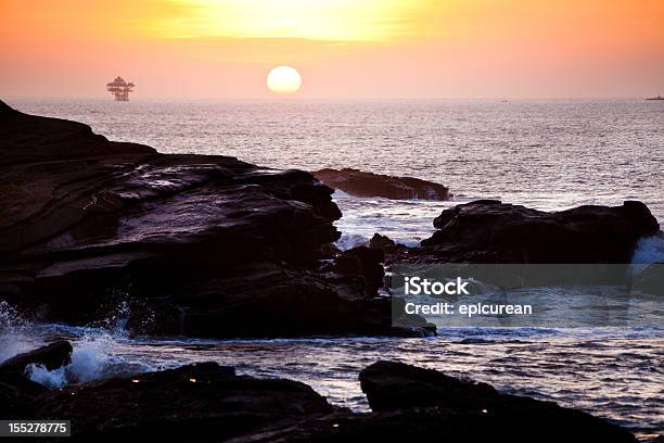 Foto de Pôr Do Sol Ao Longo Da Costa De Plataformas De Petróleo No Peru e mais fotos de stock de Plataforma Marítima