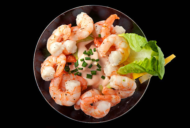 krabben-cocktail mit avocado-salsa - seafood prepared shrimp prawn avocado stock-fotos und bilder