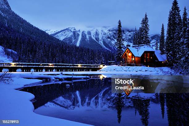 Photo libre de droit de Lac Emerald Lake Entrée Du Centre De Villégiature banque d'images et plus d'images libres de droit de Hiver - Hiver, Neige, Maison forestière