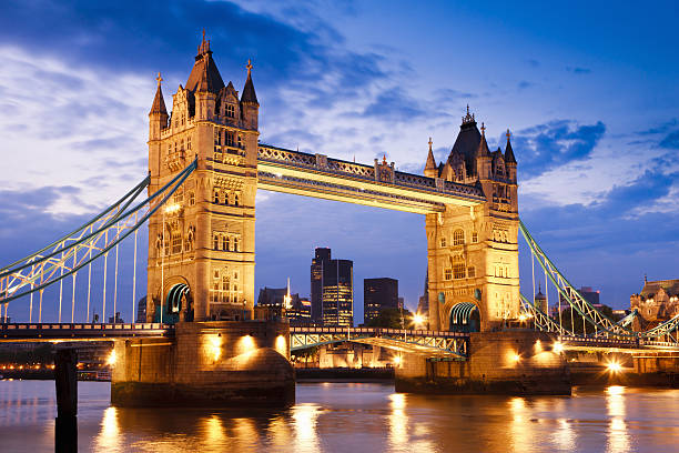 tower bridge a londra, regno unito di fiume tamigi al tramonto, crepuscolo scena - tower bridge immagine foto e immagini stock