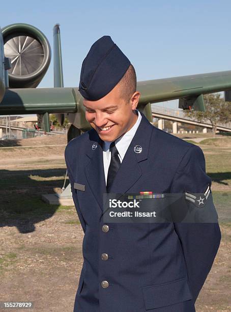 Airman En Uniforme Con Una Sonrisa Unposed Informal Foto de stock y más banco de imágenes de Fuerza Aérea de los Estados Unidos