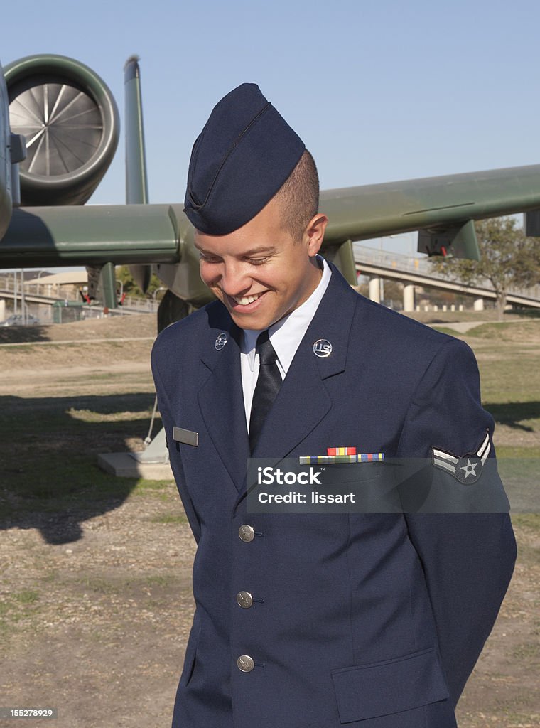 Airman em uniforme sem poses casuais com um sorriso - Royalty-free Força Aérea Americana Foto de stock