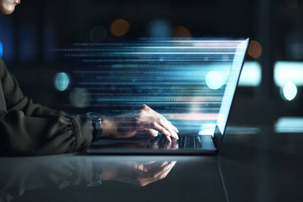 Computer, screen hologram and person coding, software development or programming script in cybersecurity. Night, laptop research and programmer or IT people on html code, expansion or 3d data in dark ordenador, holograma de pantalla y codificación de personas, desarrollo de software o script de programación en ciberseguridad. noche, investigador y programador de computadoras portátiles o personas de ti en código html, expansión o datos 3d en la os