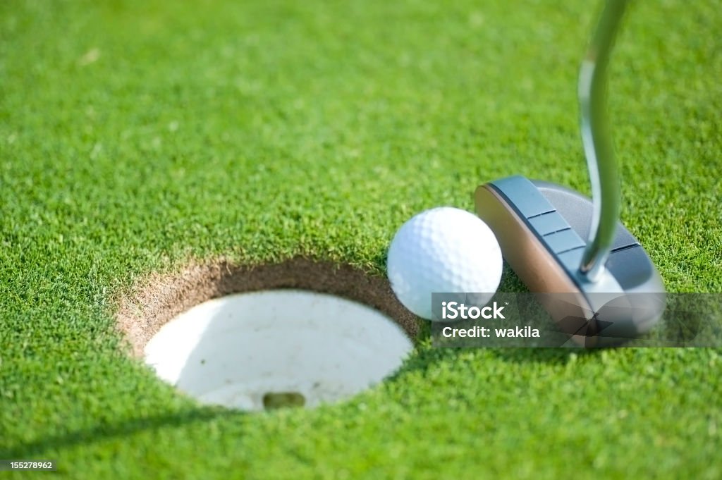 golf-einlochen auf dem Puttinggreen - Lizenzfrei Bildhintergrund Stock-Foto