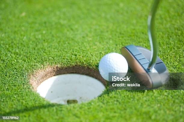 Golfeinlochen Auf Dem Puttinggreen Stockfoto und mehr Bilder von Bildhintergrund - Bildhintergrund, Golf, Golftee