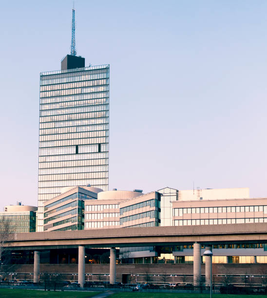 Stoccolma: Kista scienza Torre in inverno sera prima del tramonto. - foto stock