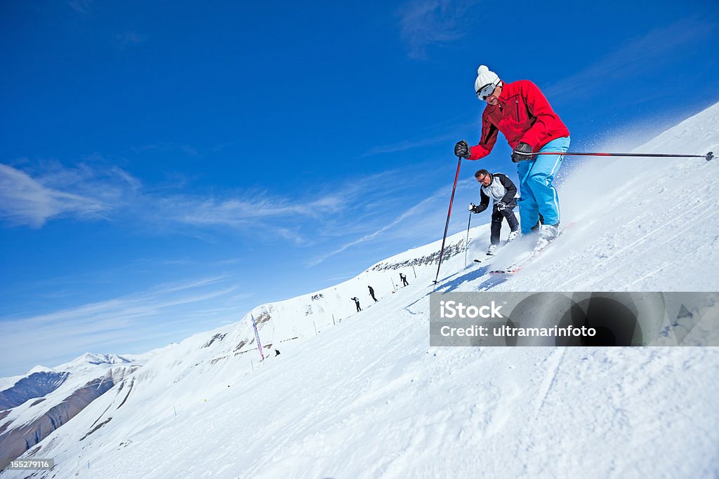 Due neve sciatori sci in nevoso Alpi - Foto stock royalty-free di Les Deux Alpes