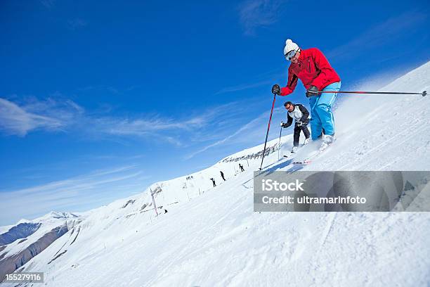 Due Neve Sciatori Sci In Nevoso Alpi - Fotografie stock e altre immagini di Les Deux Alpes - Les Deux Alpes, Gara sportiva, Sci - Sci e snowboard