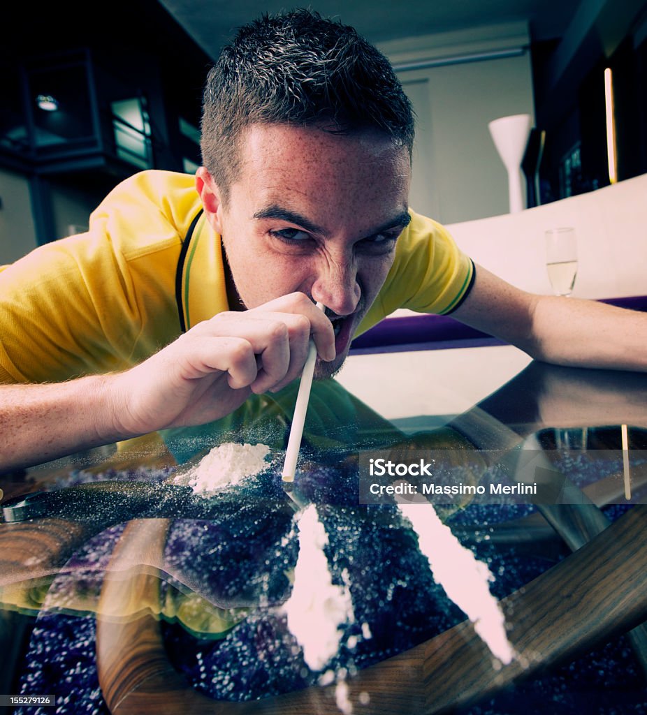 Uomo con paglia up naso Sniffare droga numerose linee di cocaina. - Foto stock royalty-free di Abuso di sostanze stupefacenti