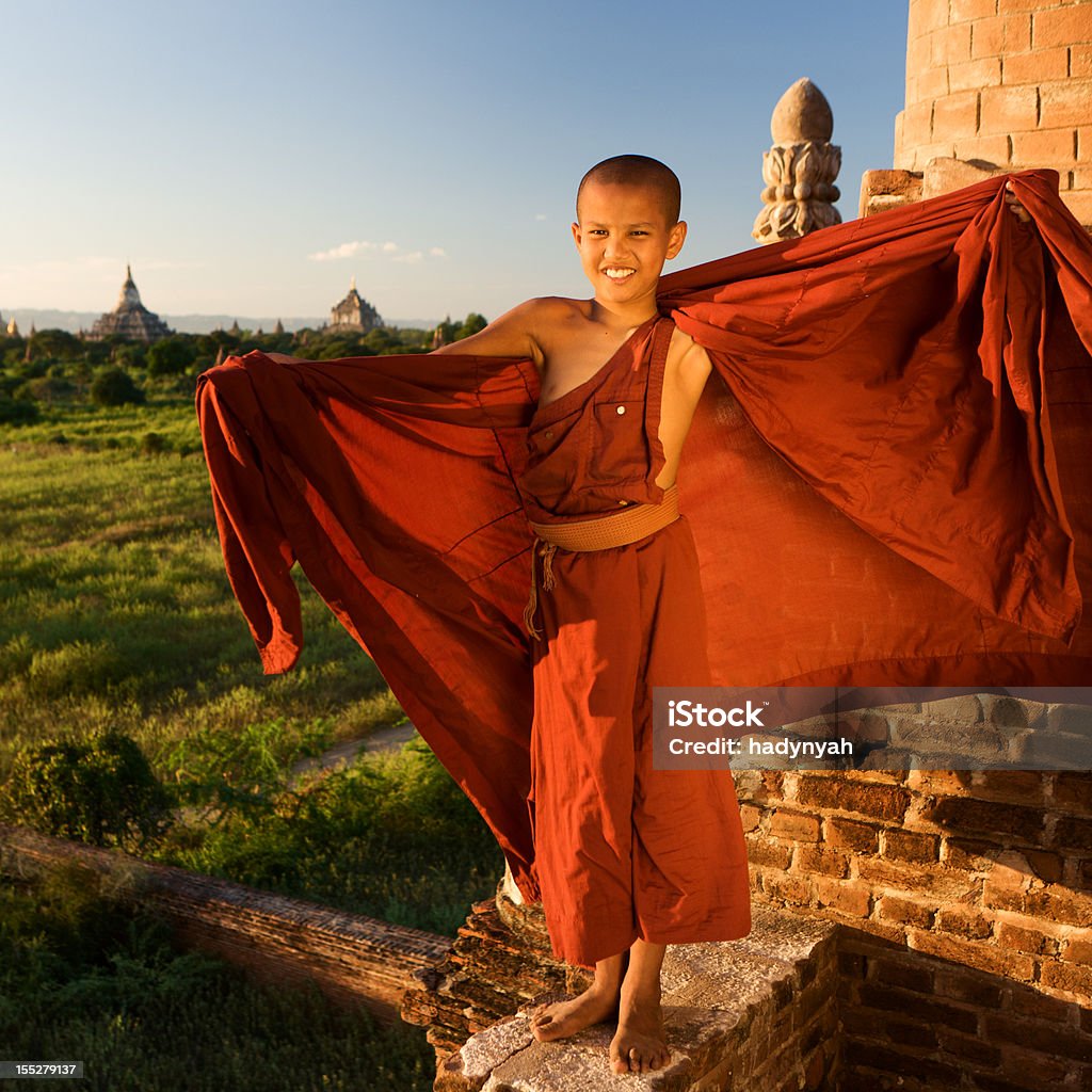 Молодой монах-послушник - Стоковые фото Bagan Archaeological Zone роялти-фри