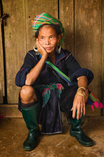 vietnamita minoria pessoas-mulher de preto hmong hill tribo - bac ha - fotografias e filmes do acervo