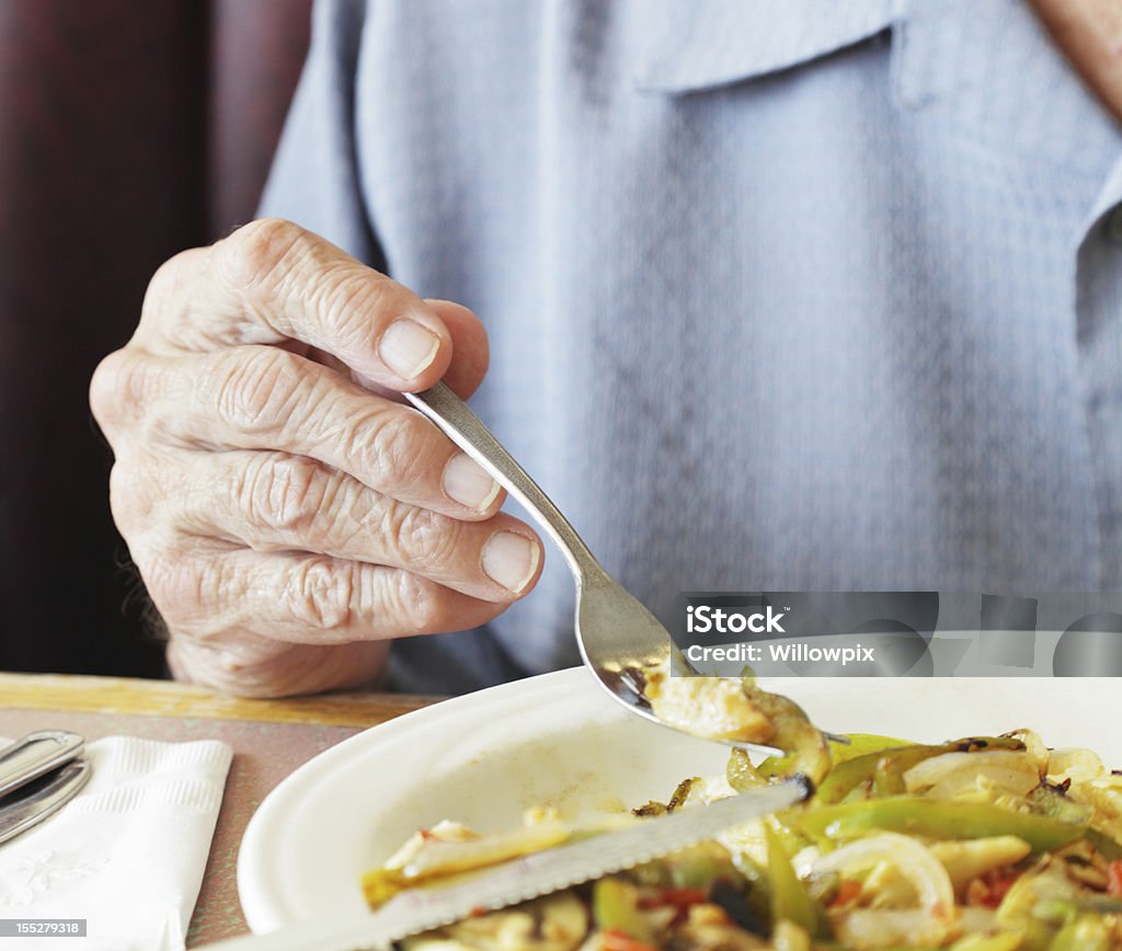 Hombre mayor pinzas de sujeción de horquilla Primer plano; Desayuno - Foto de stock de Tercera edad libre de derechos