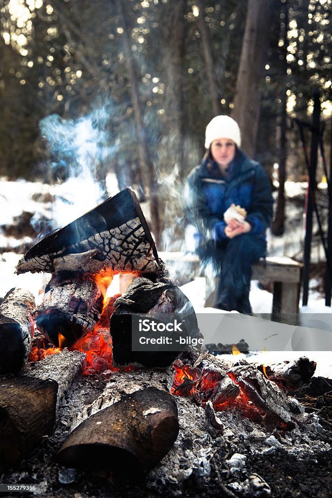 Fogueira de acampamento no Inverno - Royalty-free Adulto Foto de stock