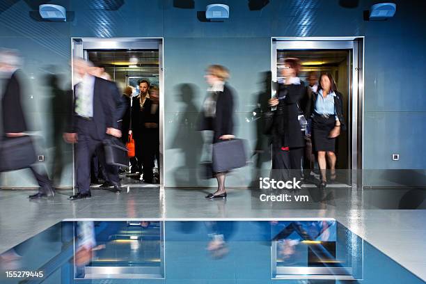 Corredor No Escritório De Manhã Hora Do Rush - Fotografias de stock e mais imagens de Elevador - Elevador, Pessoas, Negócios