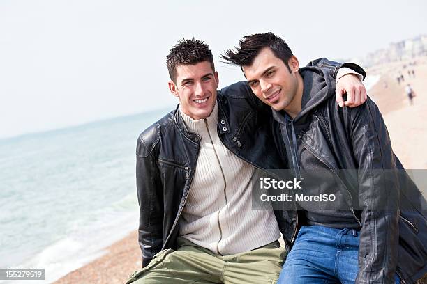 두 남자 안기 및 웃는 자신있게 20-29세에 대한 스톡 사진 및 기타 이미지 - 20-29세, 가죽, 가죽 재킷