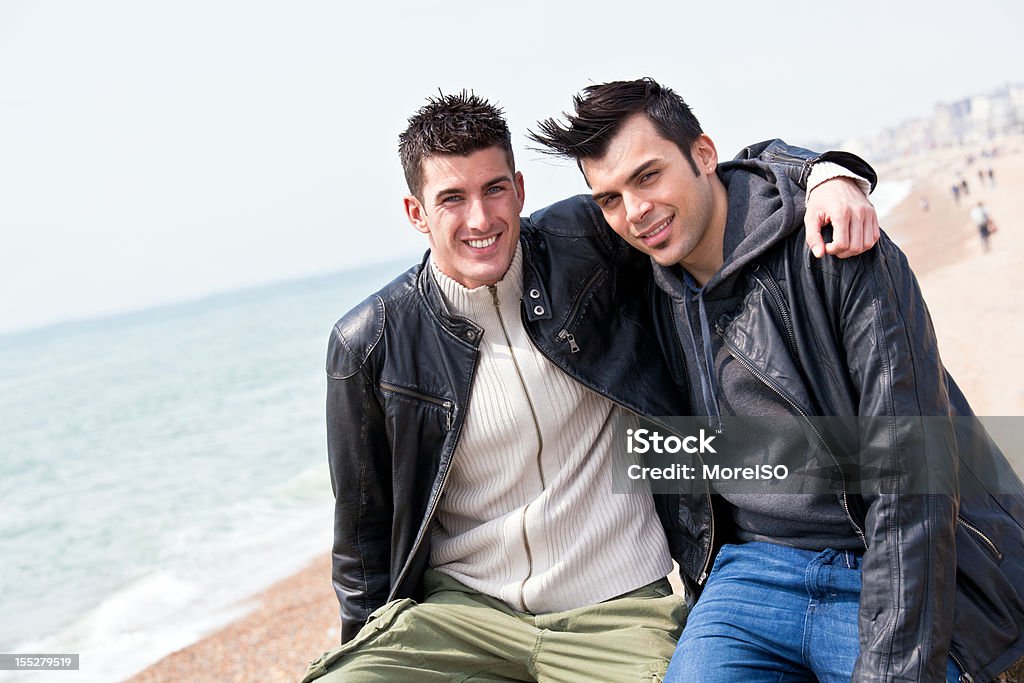 Dois homens abraçando, sorrindo com confiança - Foto de stock de 20 Anos royalty-free