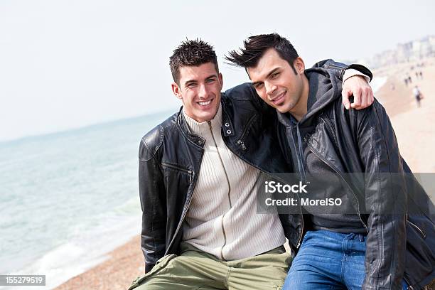 Foto de Dois Homens Abraçando Sorrindo Com Confiança e mais fotos de stock de 20 Anos - 20 Anos, Abraçar, Adolescente