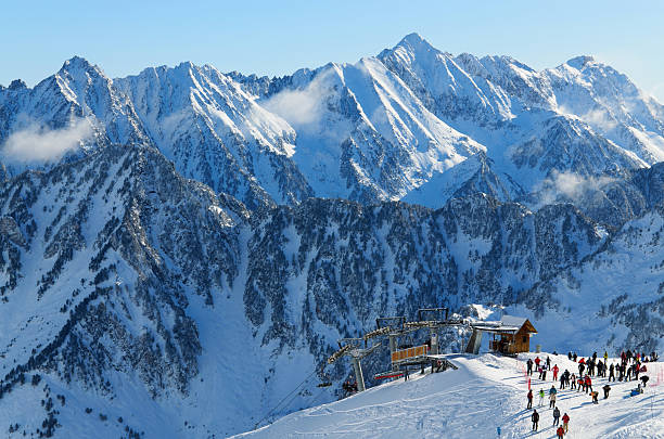 Invierno Pirineos con un ascensor de esquí y skiers. - foto de stock