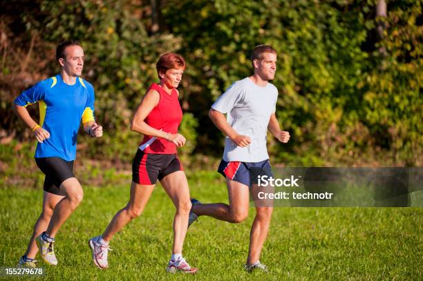 Foto de Grupo De Atletas De Corrida e mais fotos de stock de 20-24 Anos - 20-24 Anos, Adulto, Atividade