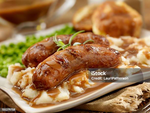 Salchichas Y Puré De Patatas Foto de stock y más banco de imágenes de Salchichas y puré de patatas - Salchichas y puré de patatas, Salchicha, Salsera