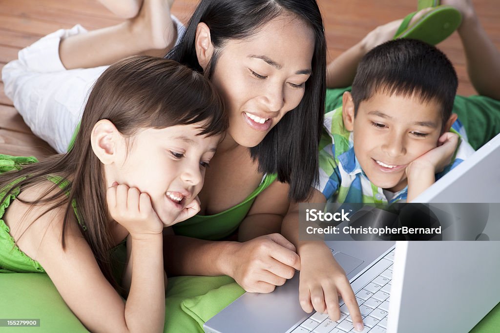 Família usando o laptop no deck - Foto de stock de Etnia Vietnamita royalty-free