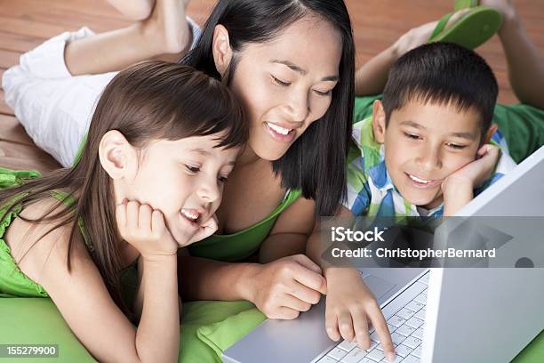 Foto de Família Usando O Laptop No Deck e mais fotos de stock de Etnia Vietnamita - Etnia Vietnamita, Família, Computador