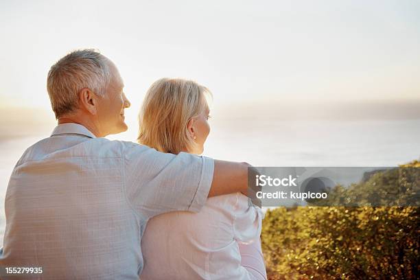 Bañado En Golden Calor Foto de stock y más banco de imágenes de Pareja madura - Pareja madura, Verano, Aire libre