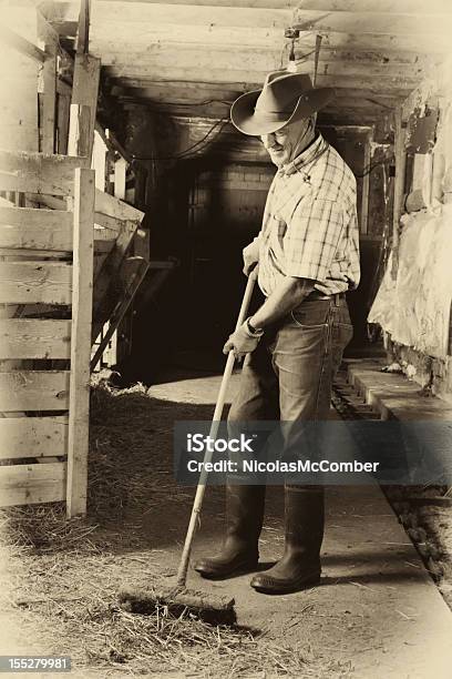 Senior Agricoltore Pulizia Sua Barn - Fotografie stock e altre immagini di Vecchio stile - Vecchio stile, Agricoltore, Bianco e nero