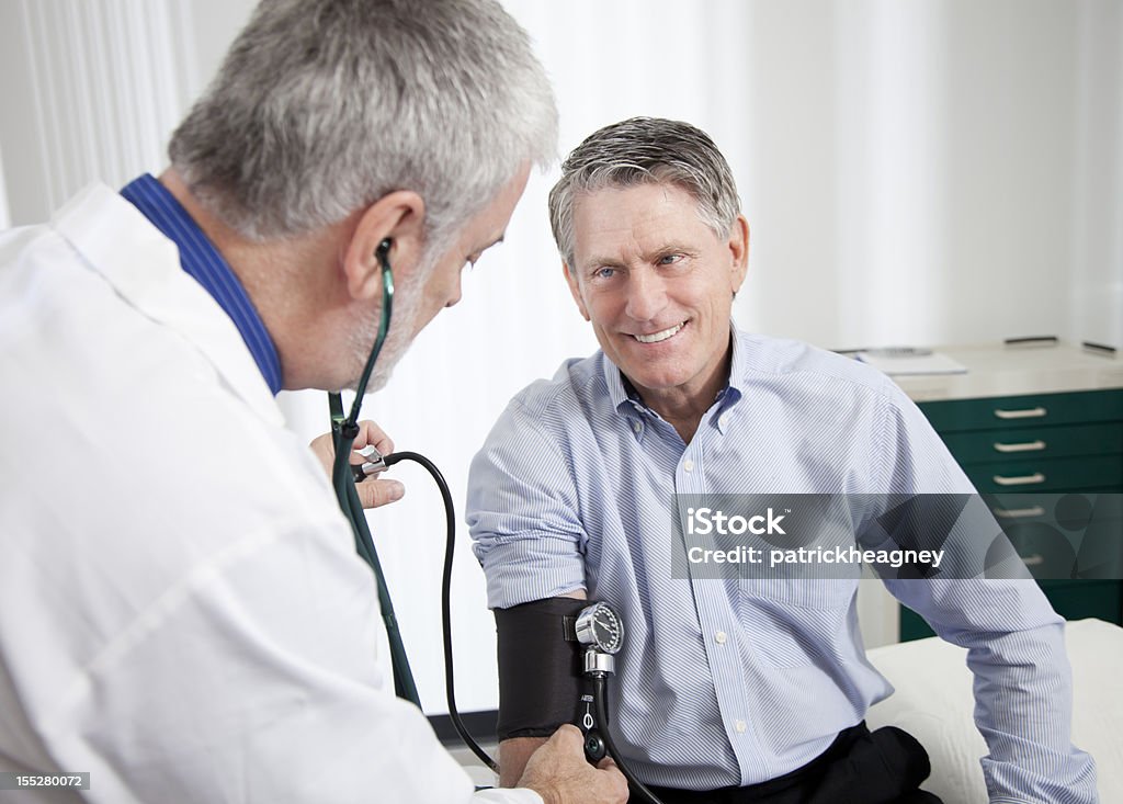 Lekarz sprawdzać pacjenta - Zbiór zdjęć royalty-free (Lekarz)